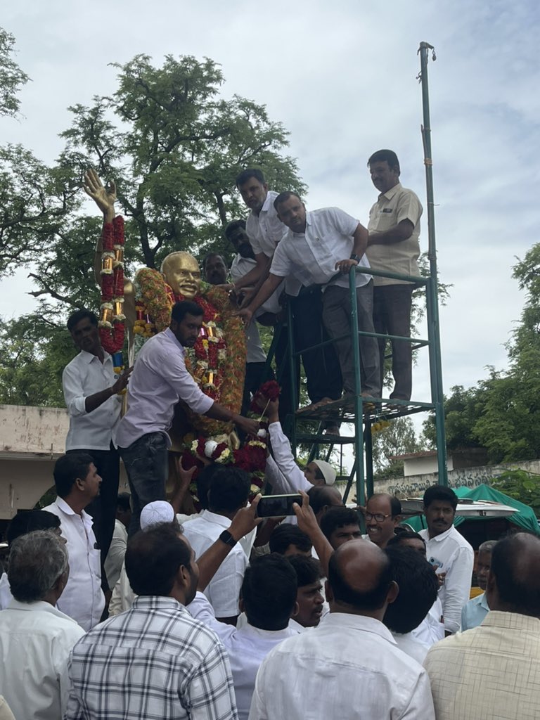 urskskr's tweet photo. మహానేత డా. వై. యస్. రాజశేఖరరెడ్డి గారి 74వ జయంతి సందర్భంగా చిలమత్తూరు మండల కేంద్రంలోని వైయస్సార్ విగ్రహం వద్ద ఏర్పాటు చేసిన కార్యక్రమంలో పాల్గొని వైయస్సార్ విగ్రహానికి పూలమాలలు వేసి నివాళులర్పించడం జరిగింది https://t.co/S4ZTVgXQMz