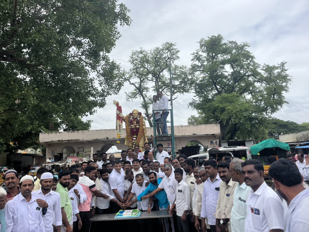 urskskr's tweet photo. మహానేత డా. వై. యస్. రాజశేఖరరెడ్డి గారి 74వ జయంతి సందర్భంగా చిలమత్తూరు మండల కేంద్రంలోని వైయస్సార్ విగ్రహం వద్ద ఏర్పాటు చేసిన కార్యక్రమంలో పాల్గొని వైయస్సార్ విగ్రహానికి పూలమాలలు వేసి నివాళులర్పించడం జరిగింది https://t.co/S4ZTVgXQMz