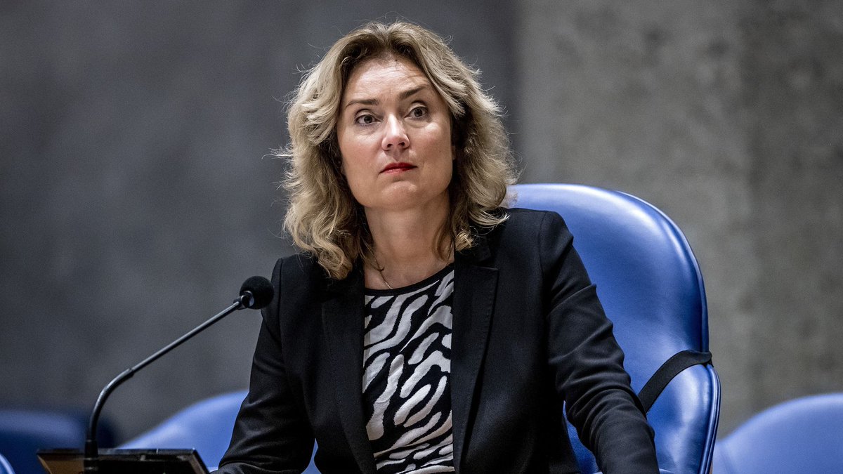LucLujohuad's tweet photo. Ik verheug me nu al op een nieuwe, eerlijke en onpartijdige voorzitter van de TWEEDE KAMER! Doei @Vera_Bergkamp van D66! https://t.co/W4DQFveAZs