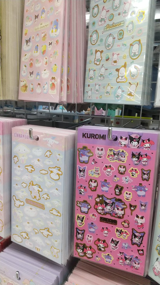 P_alamode's tweet image. ダイソーすごすぎて何を買ったら良いのか分からなくなってきた
(ライブ差入れするとき渡すお手紙に貼る用のシール買いに来たはず)😆！