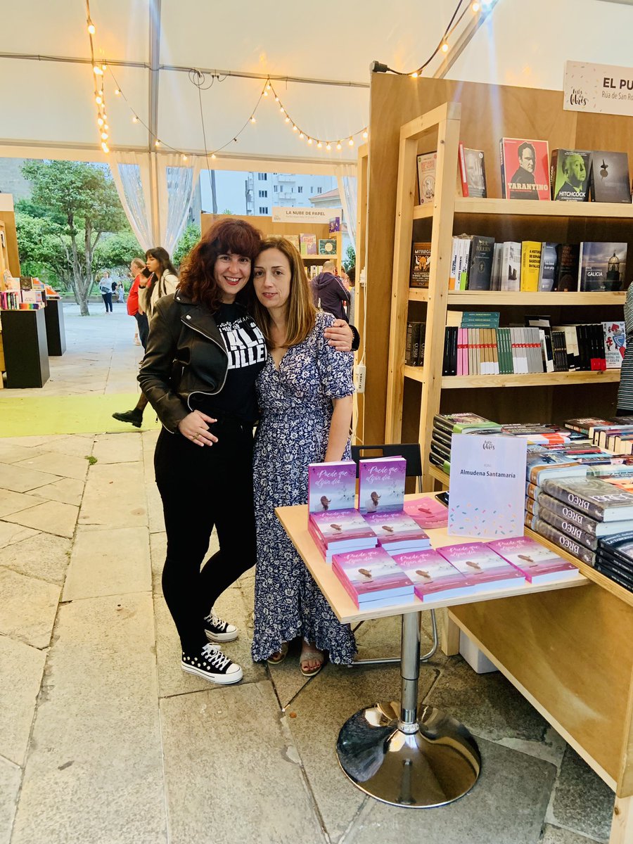 LolaFdezPazos's tweet photo. Ayer se inauguró la @festadoslibros en #Pontevedra @Pontevedrate y para mí siempre será la #feriadellibro más bonita de toda España, por sus autoras, su ambiente, su música… Hoy os espero a las 20:30h en @escolmalibraria firmando #ElPazodeLourizán ♥️🦋📚 https://t.co/1VxwPozdMy