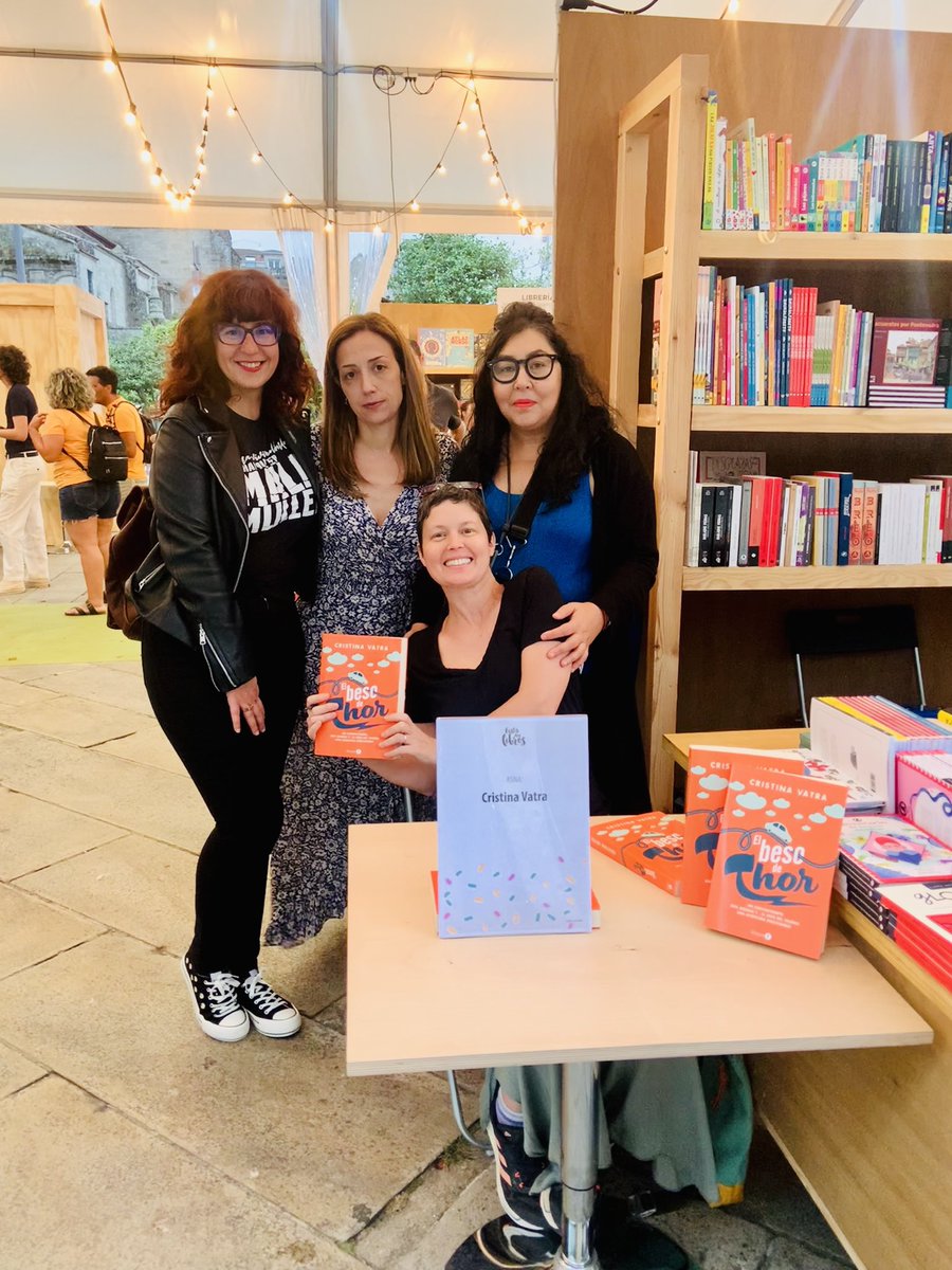 LolaFdezPazos's tweet photo. Ayer se inauguró la @festadoslibros en #Pontevedra @Pontevedrate y para mí siempre será la #feriadellibro más bonita de toda España, por sus autoras, su ambiente, su música… Hoy os espero a las 20:30h en @escolmalibraria firmando #ElPazodeLourizán ♥️🦋📚 https://t.co/1VxwPozdMy