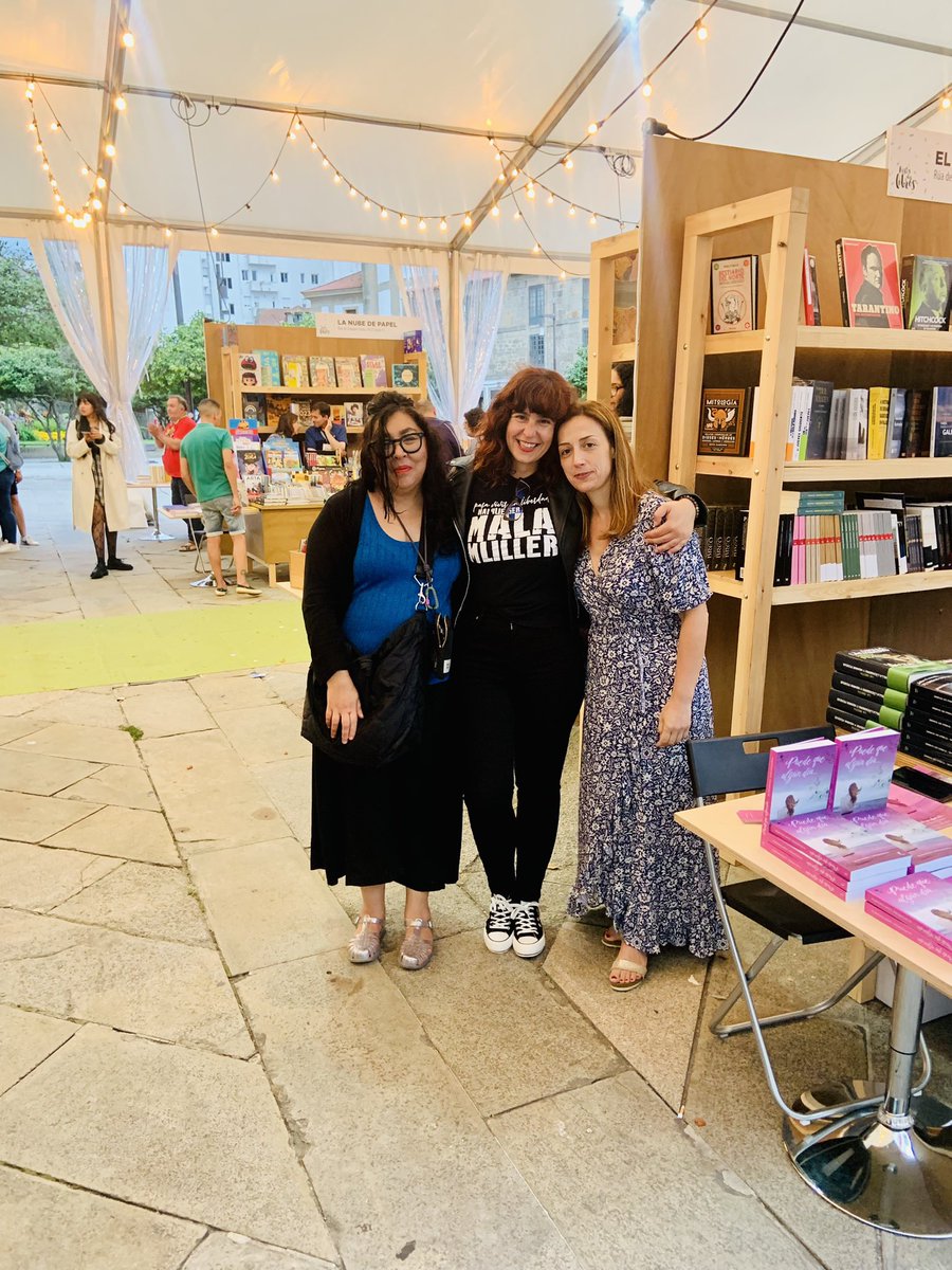 LolaFdezPazos's tweet photo. Ayer se inauguró la @festadoslibros en #Pontevedra @Pontevedrate y para mí siempre será la #feriadellibro más bonita de toda España, por sus autoras, su ambiente, su música… Hoy os espero a las 20:30h en @escolmalibraria firmando #ElPazodeLourizán ♥️🦋📚 https://t.co/1VxwPozdMy