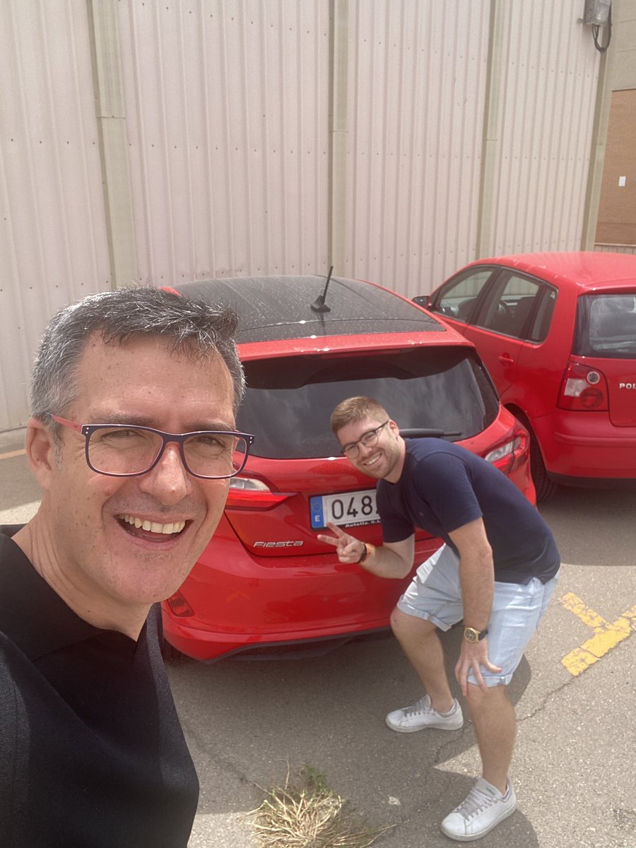 AdalidMotor's tweet photo. Hoy se fabrica el último Ford Fiesta, aquí @nachomlr con el suyo, comprado por 15mil a tope de equipo cuando los coches no tenían sangre de unicornio. #FordFiesta #MadeinValencia https://t.co/nNkojBI5lu