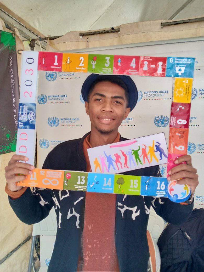 UNMadagascar's tweet photo. Jeunes engagés pour agir en faveur des #ODD. @UNMadagascar soutient et accompagne les jeunes acteurs de changement et sources d’inspiration.
La voix et les actions des jeunes comptent .
Ensemble, main dans la main, solidaire pour le développement.
#ACT4SDG https://t.co/5Xix3KVZ9U
