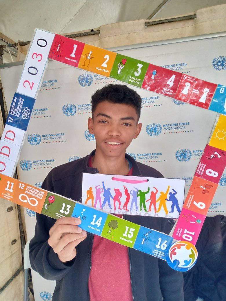 UNMadagascar's tweet photo. Jeunes engagés pour agir en faveur des #ODD. @UNMadagascar soutient et accompagne les jeunes acteurs de changement et sources d’inspiration.
La voix et les actions des jeunes comptent .
Ensemble, main dans la main, solidaire pour le développement.
#ACT4SDG https://t.co/5Xix3KVZ9U