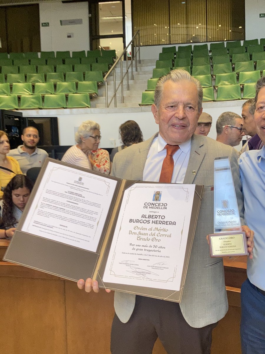 Yeisonah's tweet photo. Alberto Burgos, maestro que nos ayudo a consolidar el Festival de Música Campesina de #Moravia, hoy fue condecorado en el @ConcejoMedellin por su larga trayectoria en temas de música #parrandera y colombiana https://t.co/WBzMAQed43