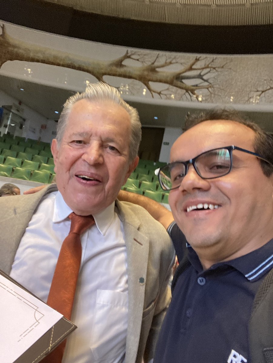Yeisonah's tweet photo. Alberto Burgos, maestro que nos ayudo a consolidar el Festival de Música Campesina de #Moravia, hoy fue condecorado en el @ConcejoMedellin por su larga trayectoria en temas de música #parrandera y colombiana https://t.co/WBzMAQed43