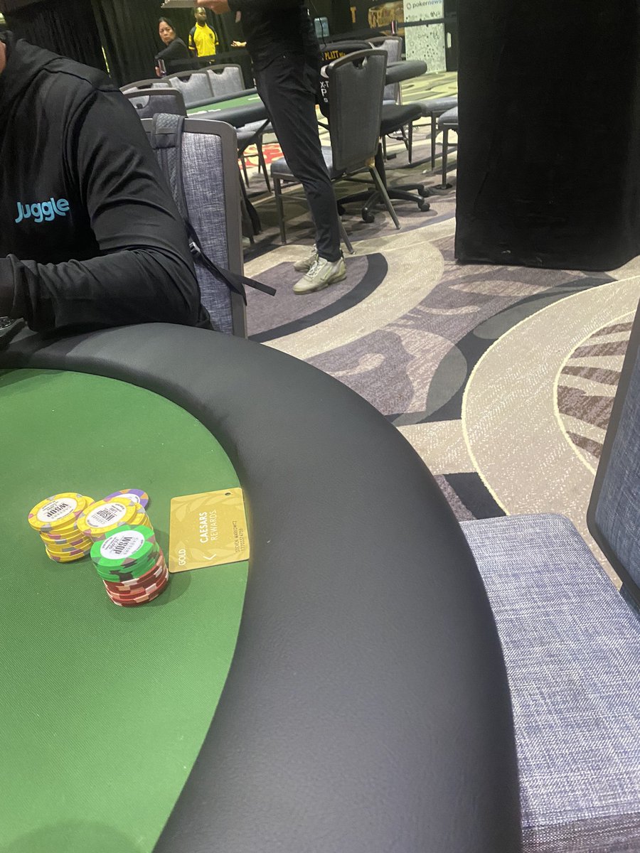 StoolMintzy's tweet photo. This was the rapper @HoodieAllen’s seat on my right in @wsop Main Event. He just left for a red eye flight to New York to be a groomsman in a wedding tomorrow with 145kish &amp; 105 min left in Day 2

Lands back in Vegas Sunday morning at 10am. This better be a damn good friend….. https://t.co/coQ2IKjVoH
