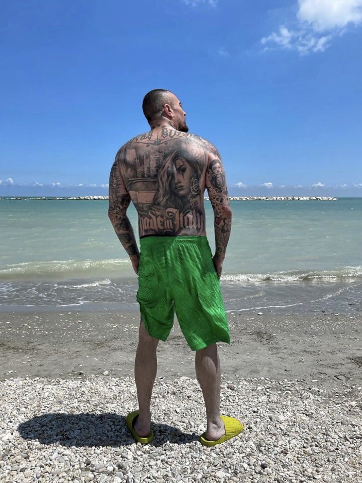THEREALGUE's tweet photo. https://t.co/5xrn0toAz5