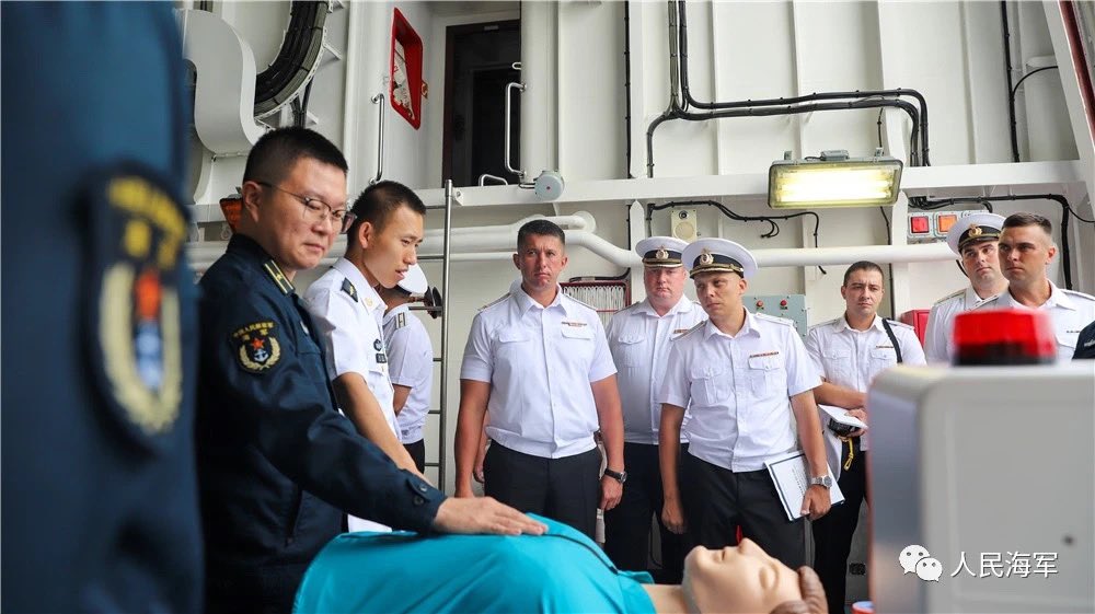 DavidWangPLA's tweet photo. 🇷🇺 Russian Navy Pacific Fleet Sailors Tour 🇨🇳 PLA Navy Warship in Shanghai
#Type052D
#Project20380 Corvette 
#Sovershenny (333) 
#Gromkiy (335) https://t.co/U1SXk2EG2P