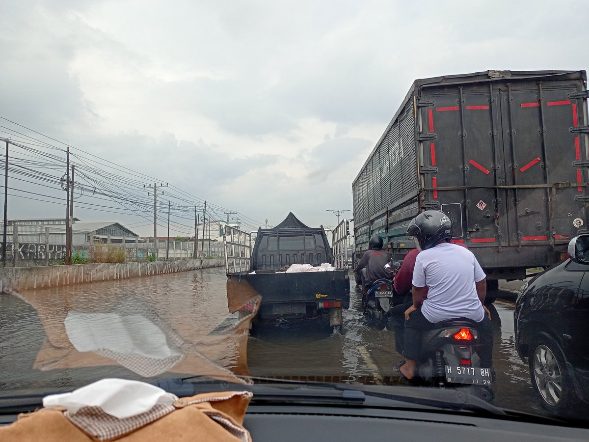 firmanbungsu93's tweet photo. Jln semarang demak itu apa keajaiban dunia??
Macetny ngga pernah kelar, proyekny ngga kelar2 😵‍💫 https://t.co/qCQJirJzmn