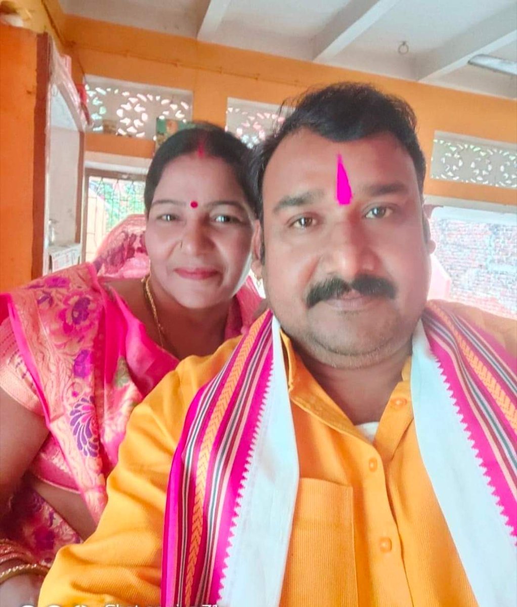 sushilraibxr's tweet photo. भोजपुरी गायकी के #शहंशाह हमारे आदर्श बड़े भाई @gopalraisinger जी और #निशा_भाभी जी को वैवाहिक जीवन की 34वी वर्षगांठ पर #हार्दिक_बधाई।
@SantoshRanjan_ @VindhyachalPat4 @girirajsinghbjp @upendratiwari_ @dayashankar4bjp @ManojTiwariMP @dineshlalbjp @BhojpuriQUEEN https://t.co/O20YjzGfdT