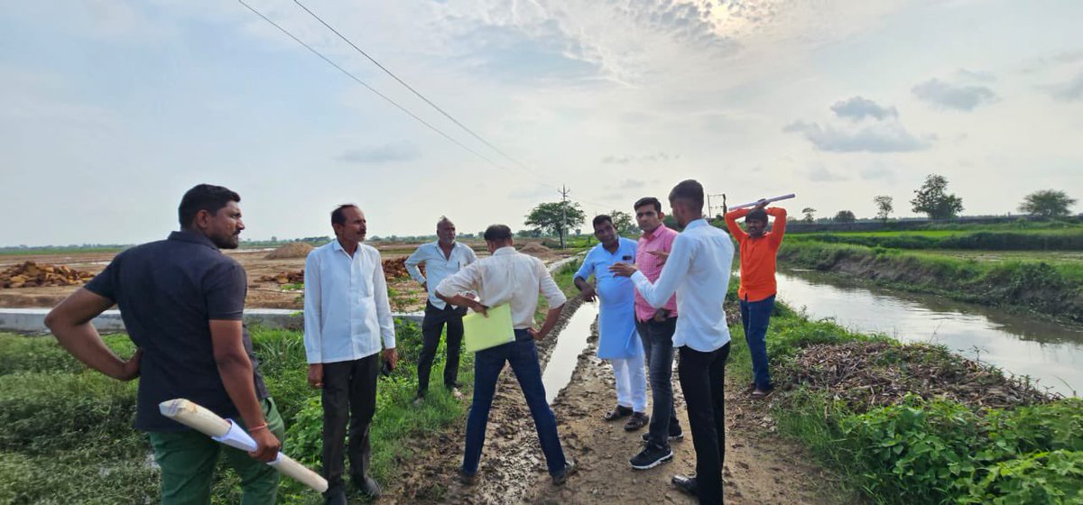 harshpatel162's tweet photo. મોડાસર ગામે મામલતદાર કોર્ટ એકટ હેઠળના રસ્તા દાવા બાબતે સ્થળ નિરીક્ષણ કર્યું. અને સ્થળે બન્ને પક્ષકારોની રજૂઆત સાંભળી. @SDMSanand @ahmedabad_info @CollectorAhd @revenuegujarat https://t.co/iFQsfvai6Y
