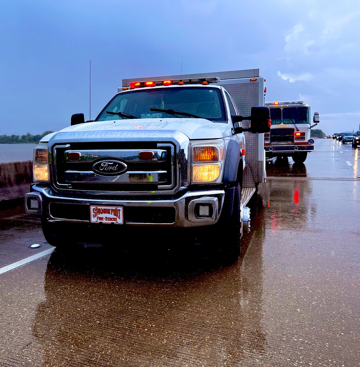 Sewell6907's tweet image. Another rainy day on the Causeway in South Alabama. #CShift #summerweather #southalabama #causeway #firefighterslife #eonefiretrucks #CShiftCircusClowns