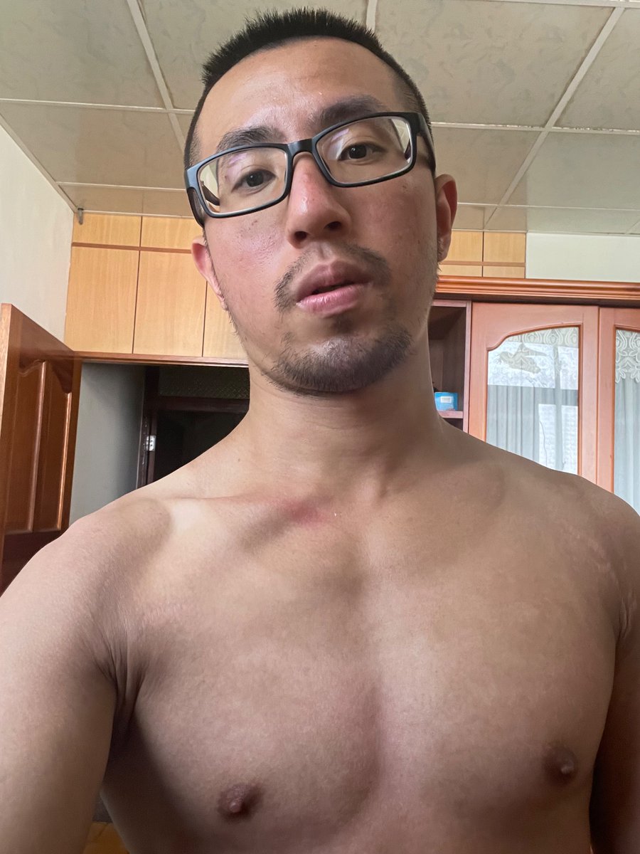 ze_1069's tweet photo. 家裡停電熱到快瘋掉了🥵🫠 https://t.co/xQjQrnFvWT