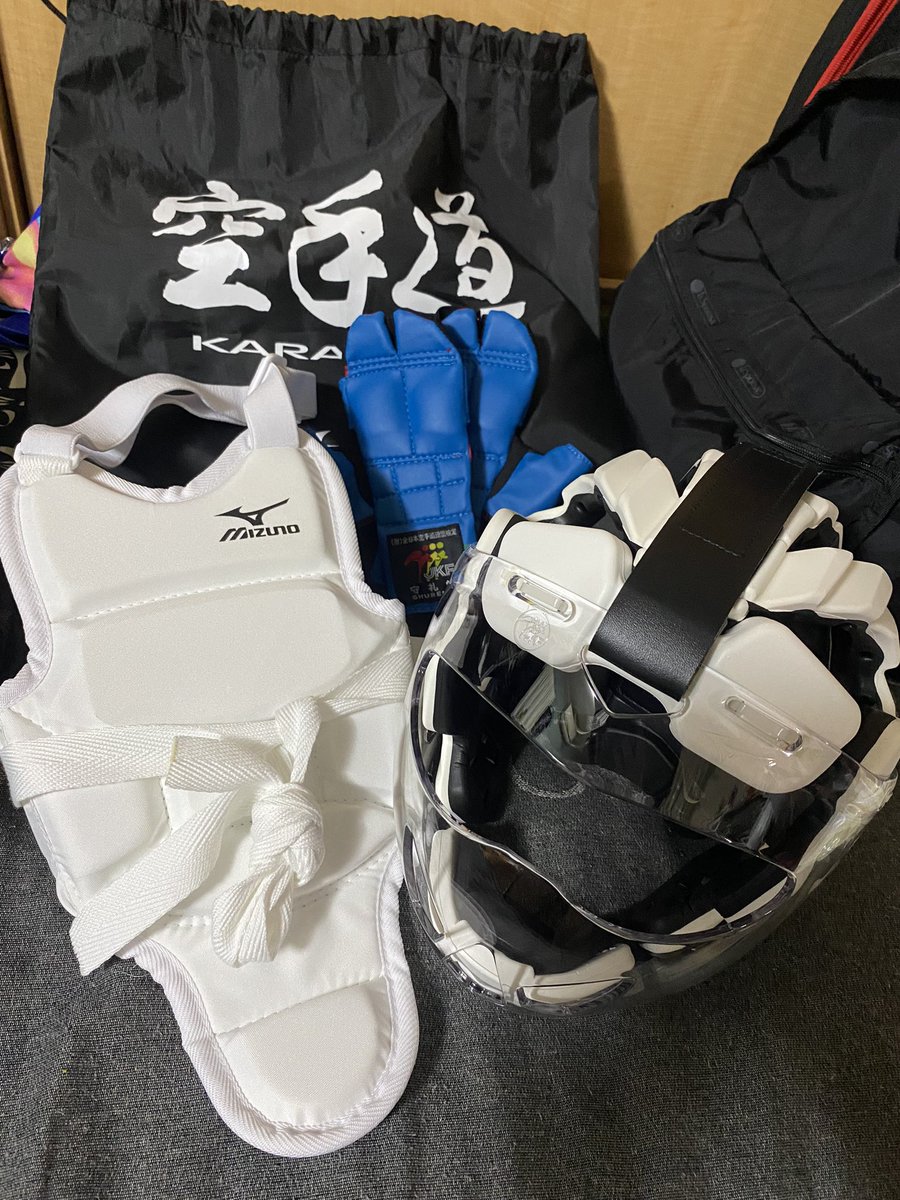 UltraLoveco's tweet image. 空手…組以外に組手もはじめました✴︎組手の大会でるのに…お高いけど購入〜\(//∇//)\7月、8月大会に向けて頑張ってね‼︎♪(*^^)o∀*∀o(^^*)♪
#空手
#空手キッズ
#6歳
#年長
#組手
