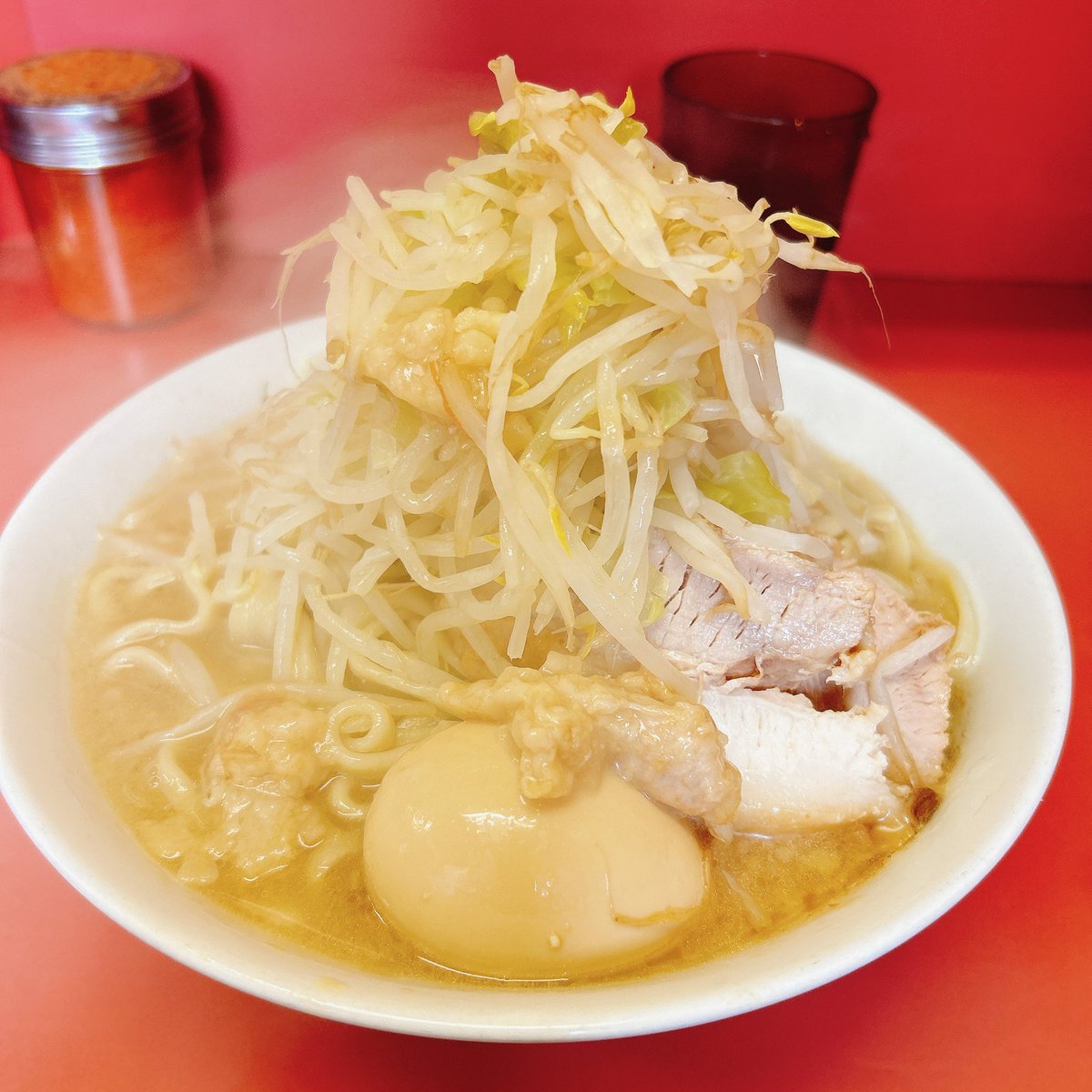 ayakitty0915's tweet photo. ラーメン二郎 ひばりヶ丘駅前店

ラーメンデータベース上No.1二郎🍜
なかなかこっち方面行くことないし、やっと初めて行けたよ☺︎
かなり並ぶの覚悟で行ったけど、1時間ちょい待ちでカンカン照りじゃなくてよかったあ☀︎
コールはアブラで、味玉トッピング！すごい量だけどペロリです！ https://t.co/Qi1AcJLAuV