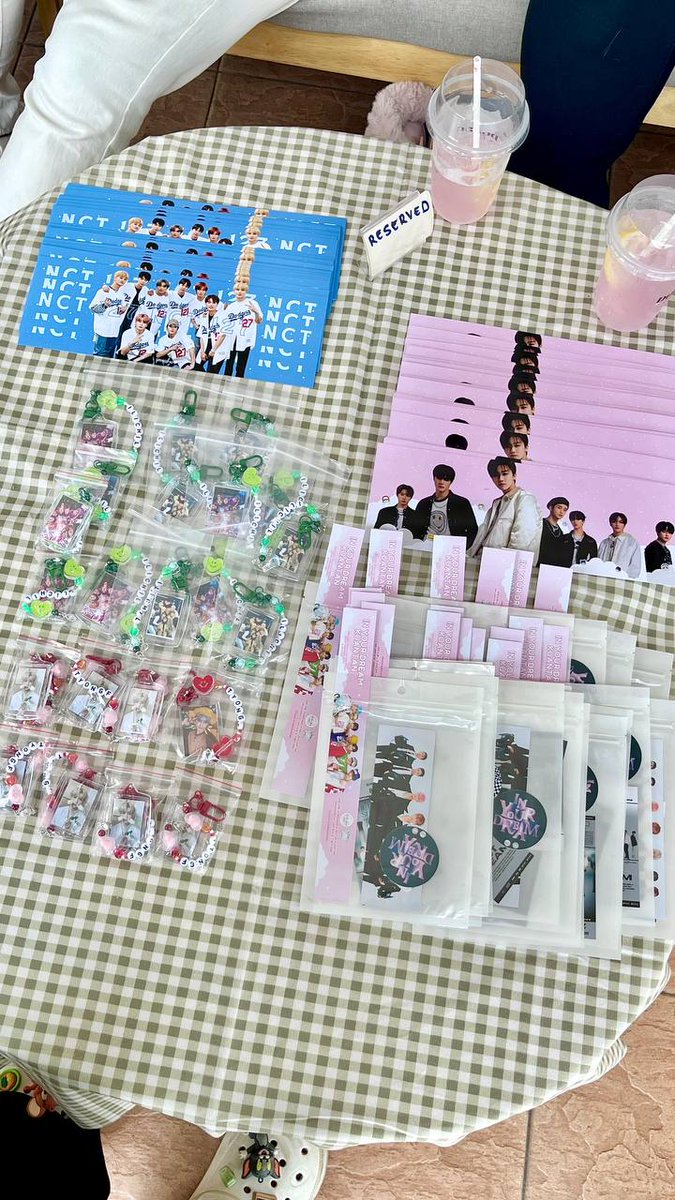 DolceCafeKtn's tweet photo. Freebies by @yeonniessii @prncsshwa https://t.co/GY3dudHcnn