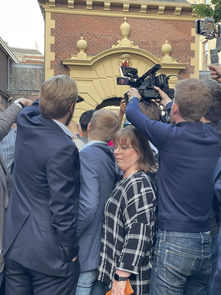 Kees Boonman (@keesboonman) on Twitter photo #Nieuwsweekend <a href="/NPORadio1/">NPO Radio 1</a> 8.30: de brokstukken in Den Haag. Waarom is het migratievraagstuk een politieke splijtzwam in de westerse democratieën? Met buitenland specialist Bram van Ojik, ex-migratiegezant/diplomaat/kamerlid <a href="/groenlinks/">GroenLinks</a> . Na 9uur De Politieke Ramkoersweekanalyse. #Nieuwsweekend <a href="/NPORadio1/">NPO Radio 1</a> 8.30: de brokstukken in Den Haag. Waarom is het migratievraagstuk een politieke splijtzwam in de westerse democratieën? Met buitenland specialist Bram van Ojik, ex-migratiegezant/diplomaat/kamerlid <a href="/groenlinks/">GroenLinks</a> . Na 9uur De Politieke Ramkoersweekanalyse.