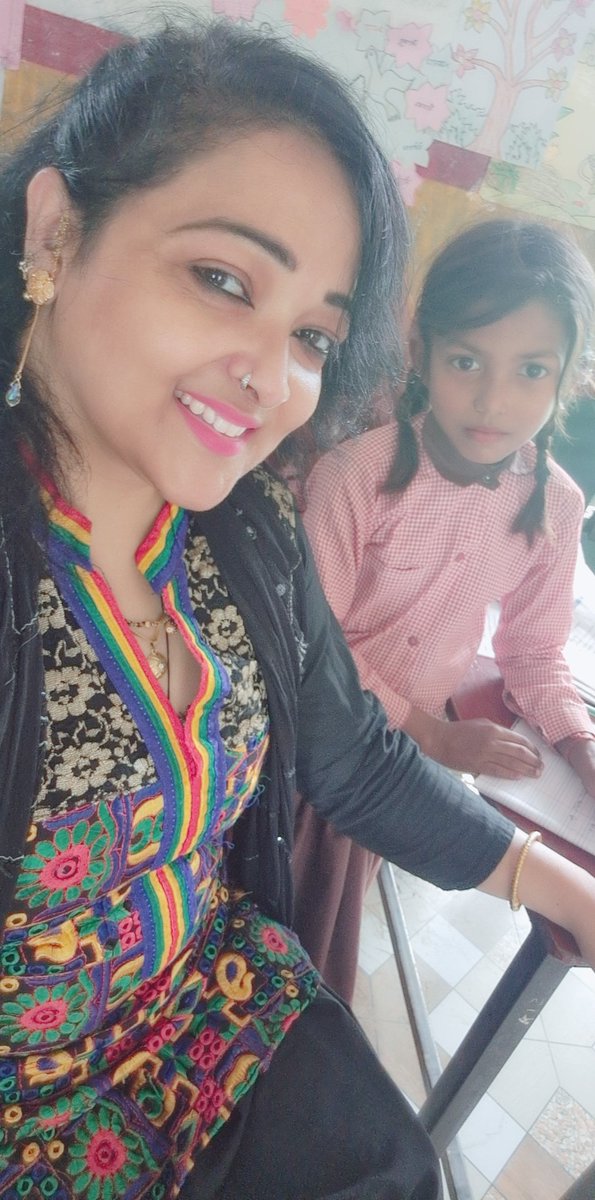 #SchoolChaloAbhiyanUP 
बच्चों के मन की करो तो खूब खुश,,आज रुचि बोली, mam, आप,,,बस मेरे  साथ pic लीजिए 😄