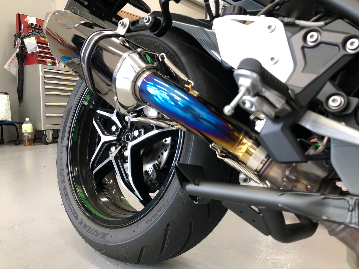 お客様のNINJA H2SXへ
スリップオンマフラー取付‼
こちらもチタンのブルーが
すごく…すごいです（語彙力）

スリップオンでも変わると
存在感が一気にアップしますね❣
#BEETJAPAN 
#マフラー
#バイク大好き
#バイク好きと繋がりたい
#SEED岡崎SPROUT