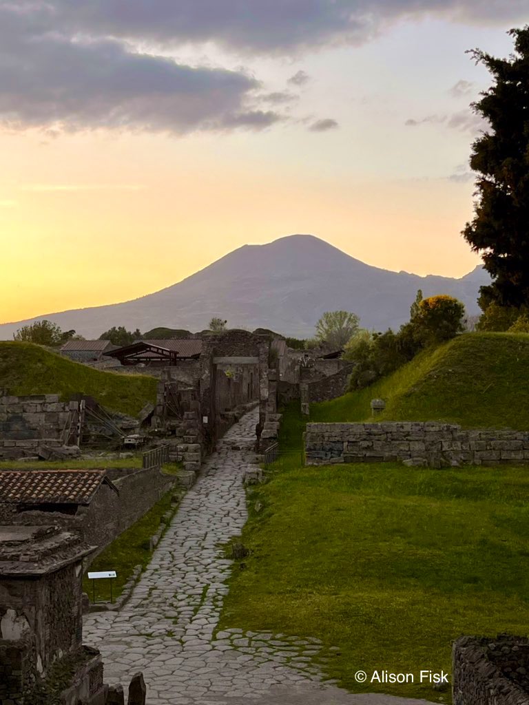 Nocera Gate leading into the ruins of ancient #Pompeii with Vesuvius in background.

#RomanSiteSaturday
#Archaeology

📷 my own