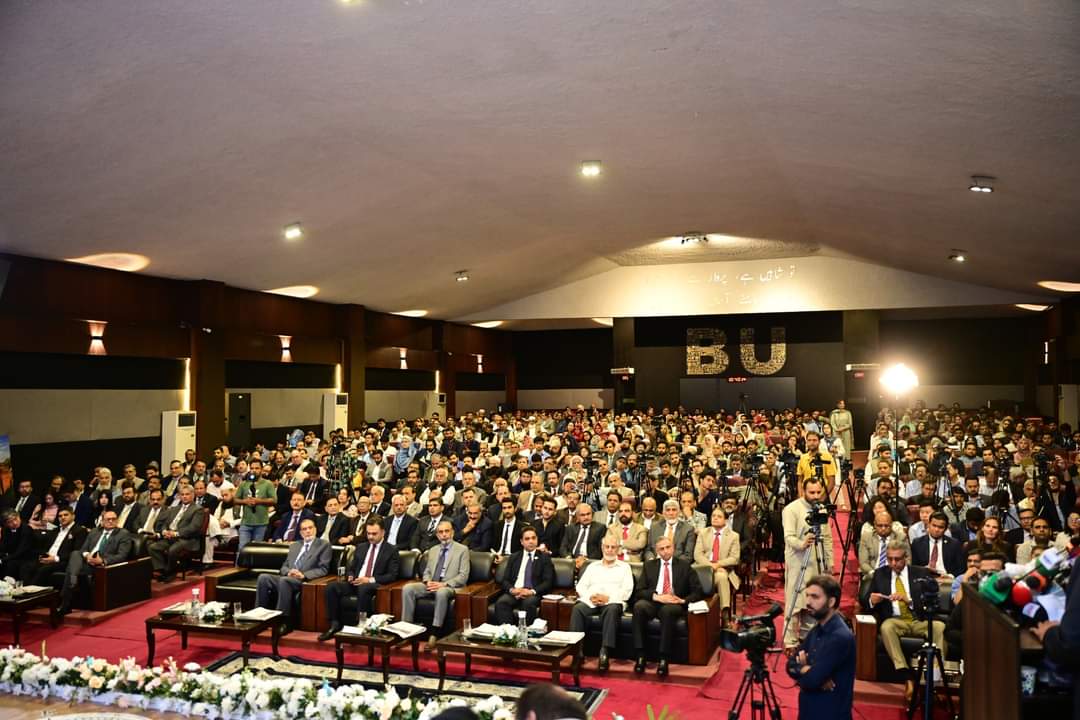 Chargé d’Affaires Ms. Pang Chunxue attended the seminar on “CPEC - The Road to Prosperity and Growth Amidst Challenges” held by Bahria University and National Institute of Maritime Affairs. Around 500 people are present and the stadium is wholly packed.#CPEC10Y