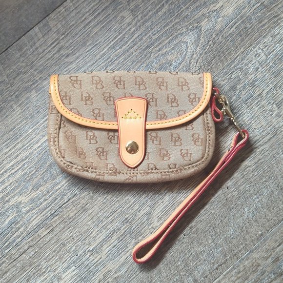 Tiffany05192883's tweet photo. So good I had to share! Check out all the items I'm loving on @Poshmarkapp #poshmark #fashion #style #shopmycloset #dooneybourke #stellamccartney #invicta: https://t.co/LEr9AhFoqN https://t.co/CClxYsrKpw