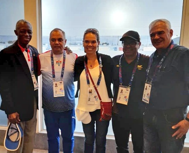 Junto al presidente del COC, <a href="/RLeonRichards/">Roberto León Richards Aguilar</a>​, dialogamos hoy con nuestros homólogos de #Colombia, Astrid Bibiana Rodríguez Cortés y Ciro Solano Hurtado. Evaluamos acciones en ajuste a intereses identificados, con énfasis en el ámbito formativo. #Cuba #MasRetosMasCompromiso