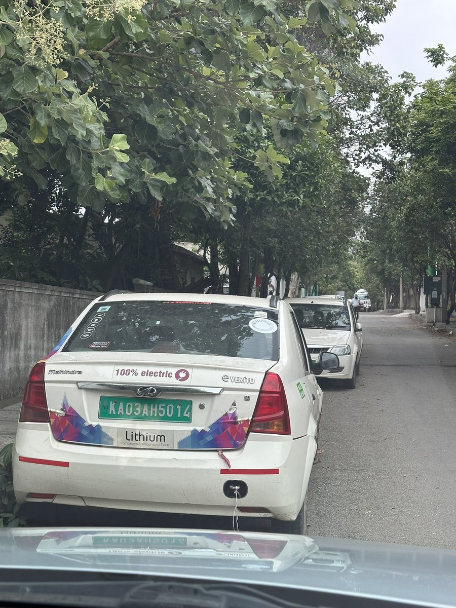 vravikanth's tweet photo. @blrcitytraffic @KRPURATRAFFIC everyday it’s been a situation for us to have like only one side of road. Pls see the videos of our situation everyday that we have been facing https://t.co/i2hzJq0WjD