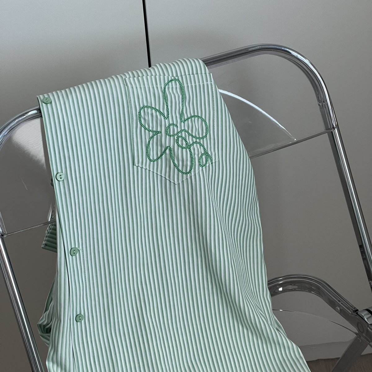 nchdaq's tweet image. ไม่คาดหวังเลยแต่ดีมาก ㅜㅡㅜ ทุกคนแอปนี้ดีอะ แบบฟิลรวมเสื้อผ้ามือสองคุณภาพดีมากไในราคาถูกกว่า แล้วเนี่ยกดมาเสื้อแบรนด์ 300 บาท นุ้มมาก เหมือนใหม่ hangless นะคะ🍐💘