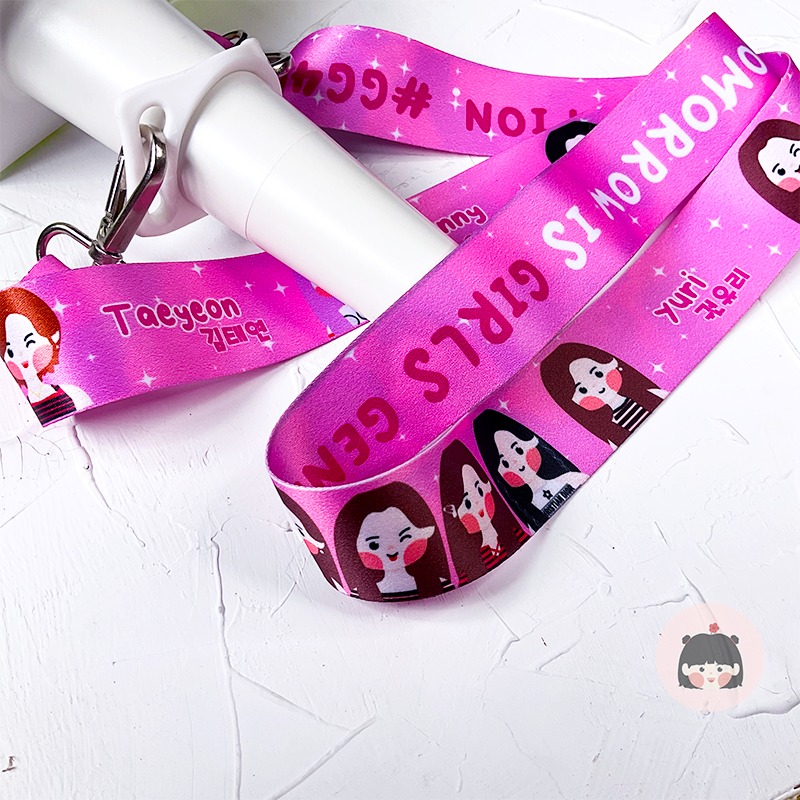 Runsella's tweet photo. [OPEN PO] Please RT

Hi Sone, sudah siap kah nonton The ODD Of LOVE in Jakarta??? 

Yuk lengkapin penampilan kalian dengan Strap Lightstick SNSD (Girls Generation) 

Yang mau ikut PO silahkan CO langsung di:
https://t.co/ZKShRzvhIj

Close PO: 16 Juli 2023

Tag: WTB WTS TAEYEON https://t.co/g1HK6QjrcC