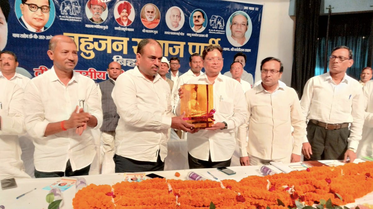 anilkumar4bihar's tweet photo. बहुजन समाज पार्टी के राज्यसभा सांसद इंजिनियर राम जी गौतम जी, केंद्रीय प्रदेश प्रभारी डा लाल जी मेधांकर जी एवम केंद्रीय प्रदेश प्रभारी एडवोकेट सुरेश राव जी को स्मृति चिन्ह भेंट कर हार्दिक अभिनन्दन करते हुए। @ramjigautambsp https://t.co/e9qHpYQz5e
