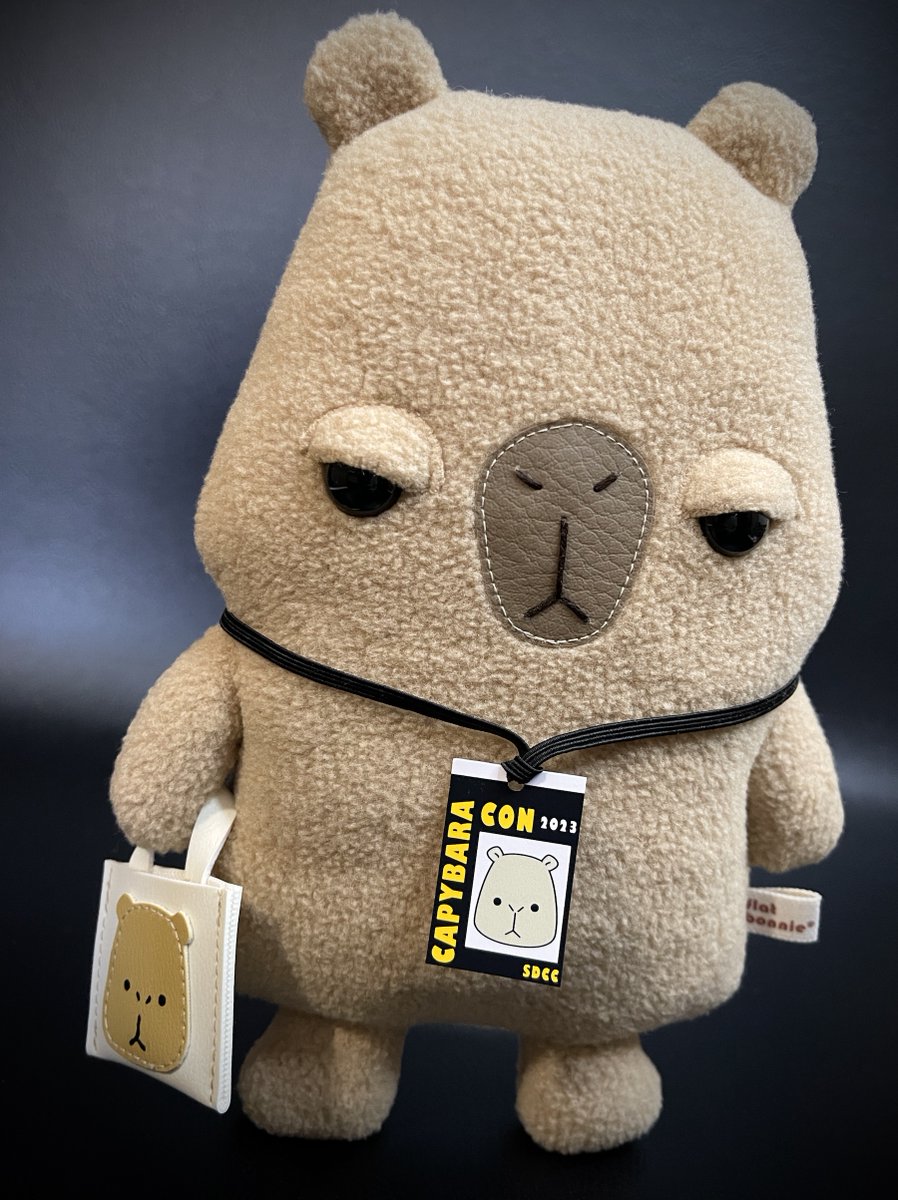 #toynews on #TOYSREVIL: toysrevil.blogspot.com/2023/07/unimpr…
"Unimpressed Capy" #SDCC2023 Exclusive by <a href="/FlatBonnie/">Flat Bonnie</a> available at #SanDiegoComiCon via Giant Robot/GR2 Gallery booth #1729. Also available for purchase online now: flatbonnie.com

#Plush
#FlatBonnie
#SDCC
#toysblog
