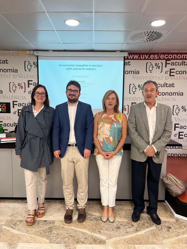 jmanpastor's tweet photo. Muchas felicidades a @IvanVcnte , nuevo doctor por la @UV_EG .  Un placer codirigir esta tesis con mi compañero y amigo @angelsolerg.

Le deseo los mejores éxitos en su vida personal y profesional. La @FdEconomiaUV y la @UV_EG necesita este tipo de talento. https://t.co/RxUDUSS3oX