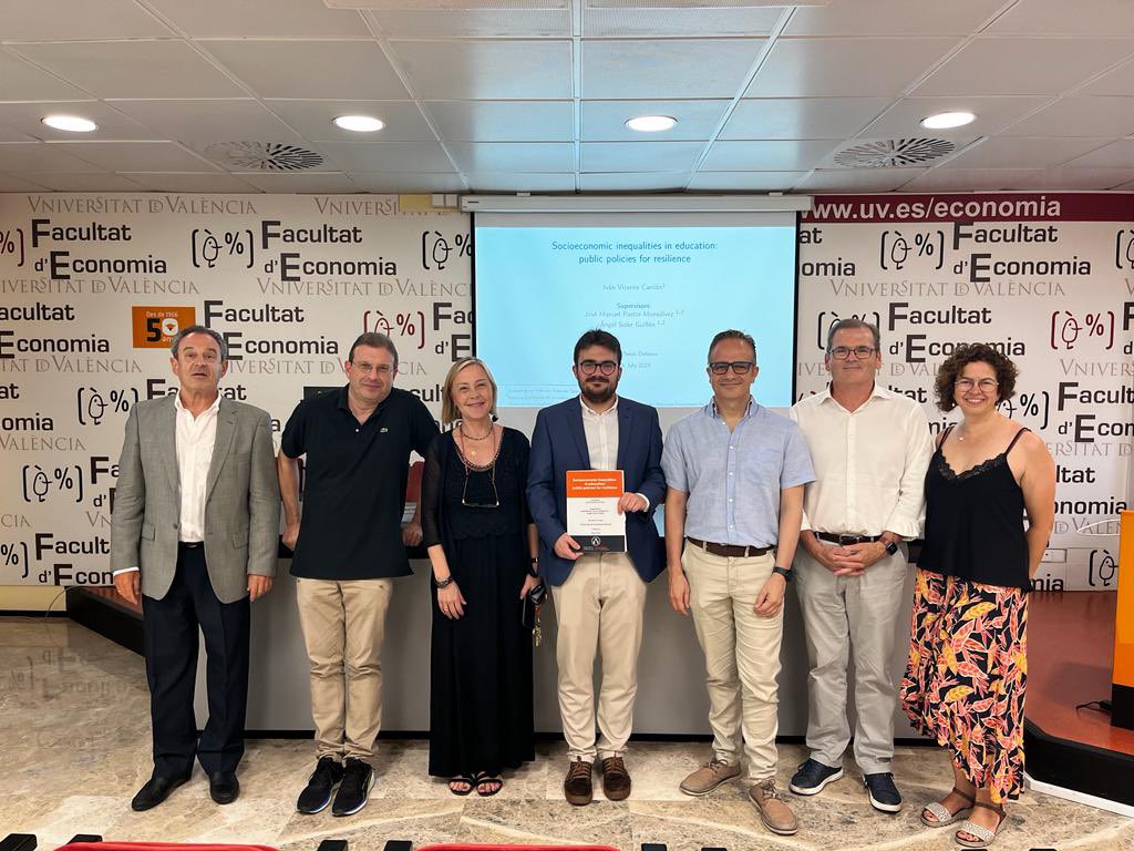 jmanpastor's tweet photo. Muchas felicidades a @IvanVcnte , nuevo doctor por la @UV_EG .  Un placer codirigir esta tesis con mi compañero y amigo @angelsolerg.

Le deseo los mejores éxitos en su vida personal y profesional. La @FdEconomiaUV y la @UV_EG necesita este tipo de talento. https://t.co/RxUDUSS3oX