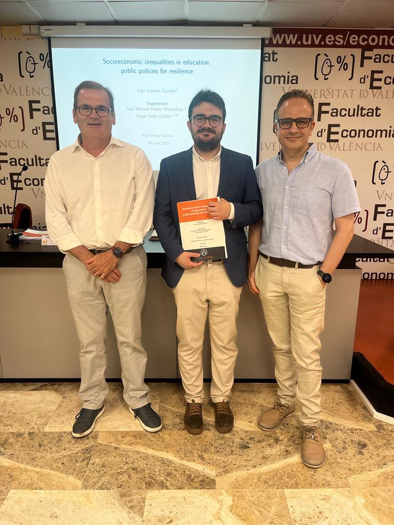 jmanpastor's tweet photo. Muchas felicidades a @IvanVcnte , nuevo doctor por la @UV_EG .  Un placer codirigir esta tesis con mi compañero y amigo @angelsolerg.

Le deseo los mejores éxitos en su vida personal y profesional. La @FdEconomiaUV y la @UV_EG necesita este tipo de talento. https://t.co/RxUDUSS3oX