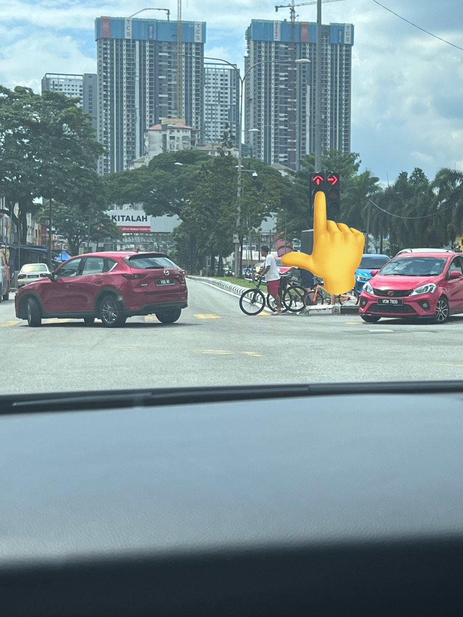 L_idris's tweet photo. Traficlight ni kat sentul depan sekolah SRJKC Peng Meng. Daripada semalam tak kua lampu hijau. Dan skang pun masih sama. Merah je ada. Byk kereta hampir nak eksiden gara2 traficlight ni @KLCCC_DBKL https://t.co/IlKVitQlZH
