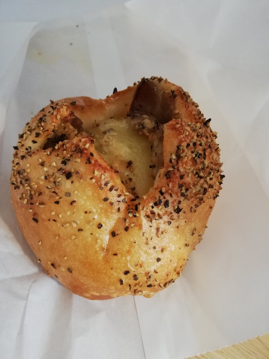 昼めし
+おにぎり二個
唐揚げ、ウインナー

カフェラテ https://t.co/yMKAqaHugk