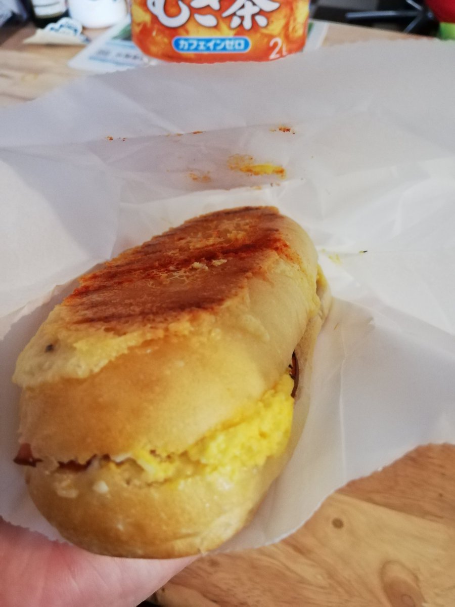 昼めし
+おにぎり二個
唐揚げ、ウインナー

カフェラテ https://t.co/yMKAqaHugk