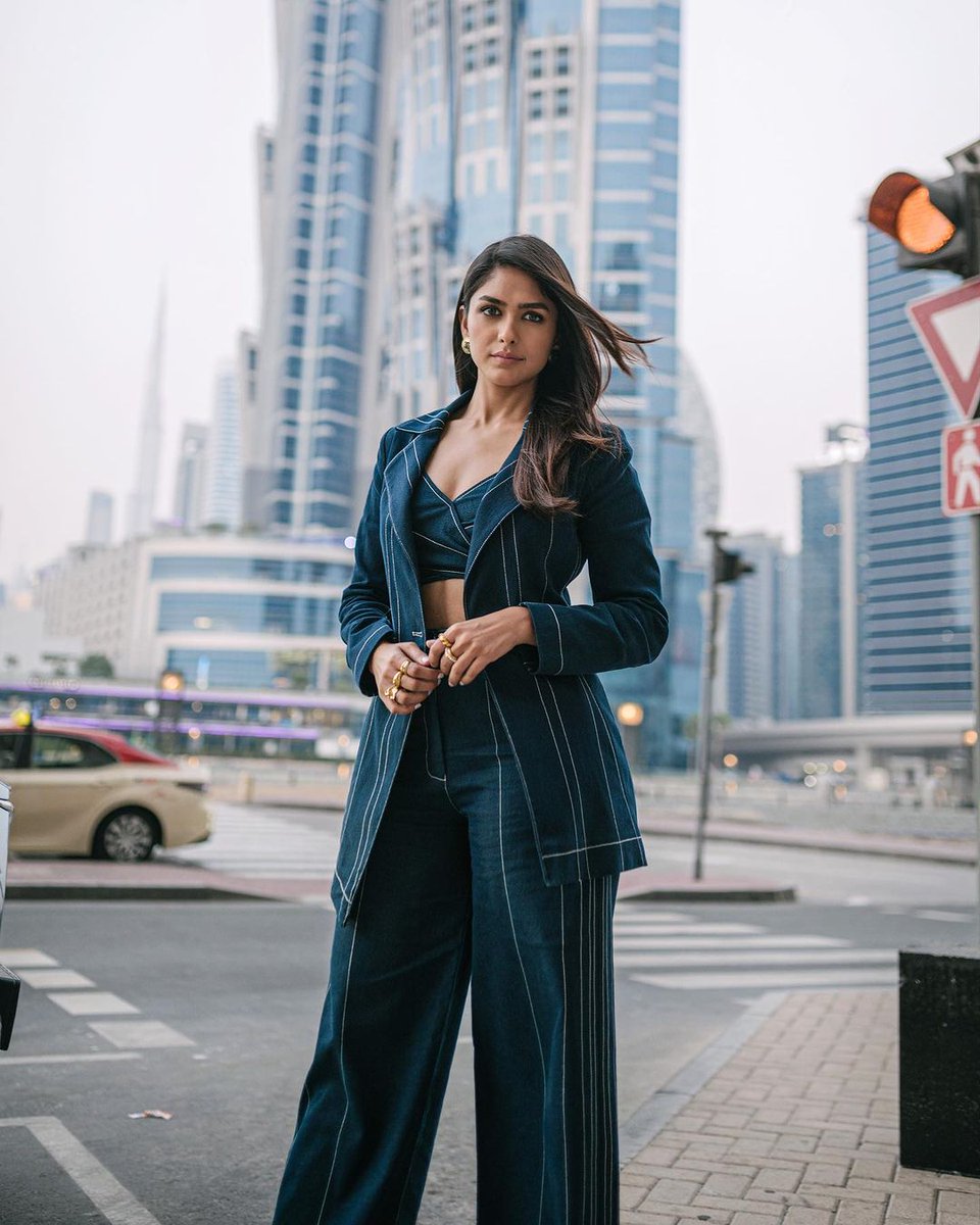 telugufilmnagar's tweet photo. Look who's taking over DUBAI in STYLE!! #MrunalThakur ❤️‍🔥✨

@mrunal0801 #VD13 #Nani30 #TeluguFilmNagar https://t.co/GNu6aCiTGc