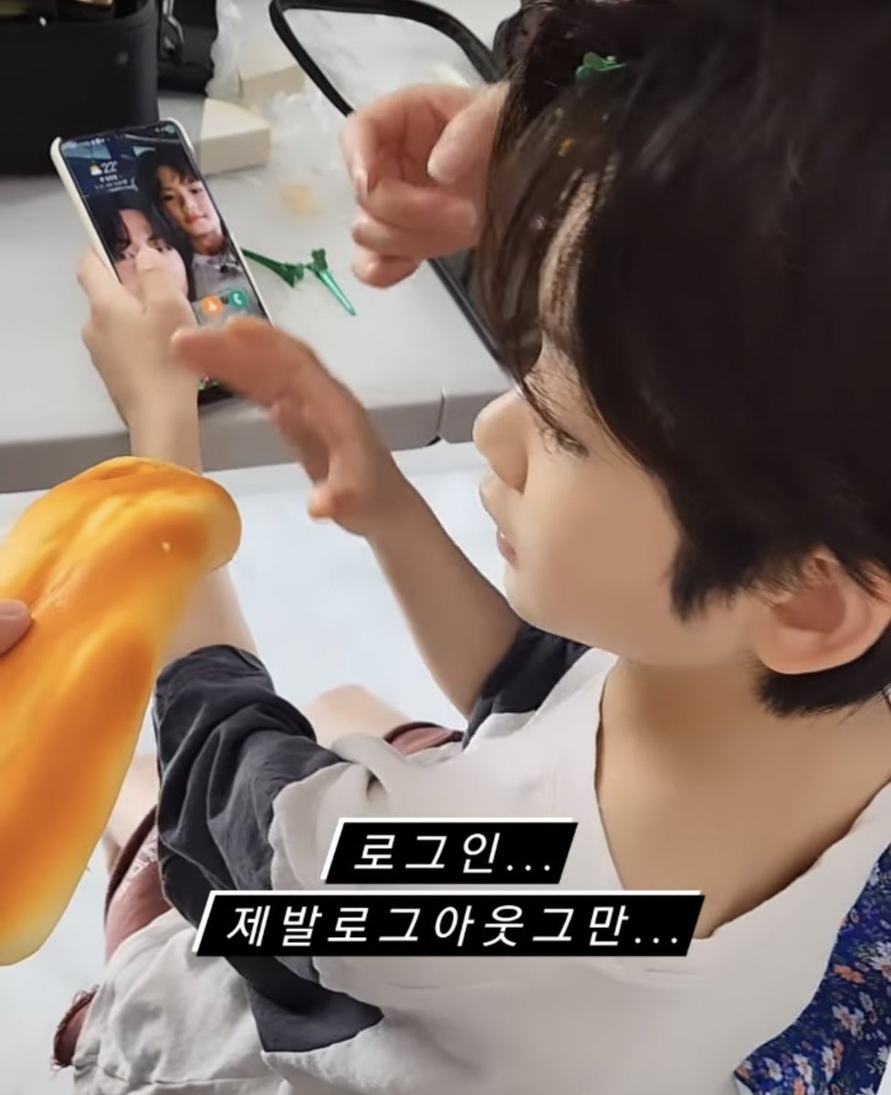 That kid still has taehyung and him as his wallpaper 😭 can they meet again..