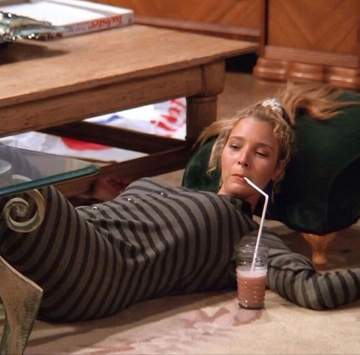 ChandlerBing_12's tweet photo. Saturday mood: Phoebe Buffay https://t.co/XaGJasfPC7