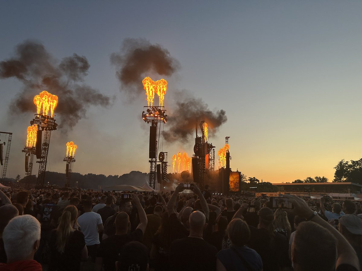 royaskamp's tweet photo. Geweldig #rammstein 
Dat was sehr schon 🔥 https://t.co/39MQz3B8yx