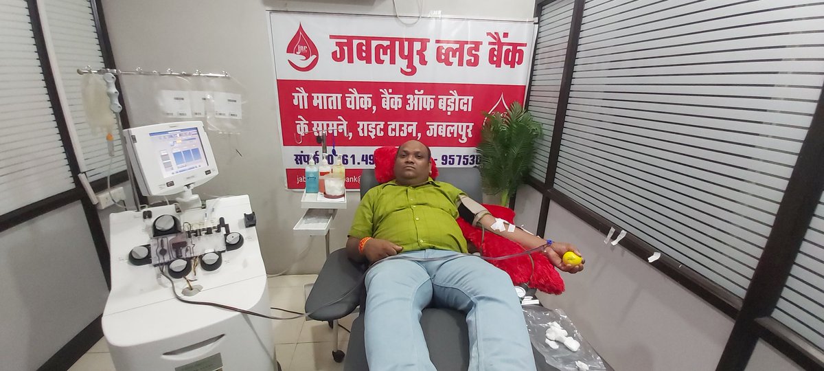 Humanityorg1's tweet photo. #Saksham-Blood Donation Wing
#HumanityOrganization
#Jabalpur
मौका दीजिये अपने खून को,किसी की रगों में बहने का✔️
ये लाजवाब तरीका है ,कई जिस्मों में ज़िंदा रहने का✌️💪
Sourabh Gotiya जी ने अति आवश्यक केस हेतु जबलपुर ब्लड बैंक में B Positive SDP डोनेट की👏🙏
जयहिंद🇮🇳 https://t.co/YLupevq7TX