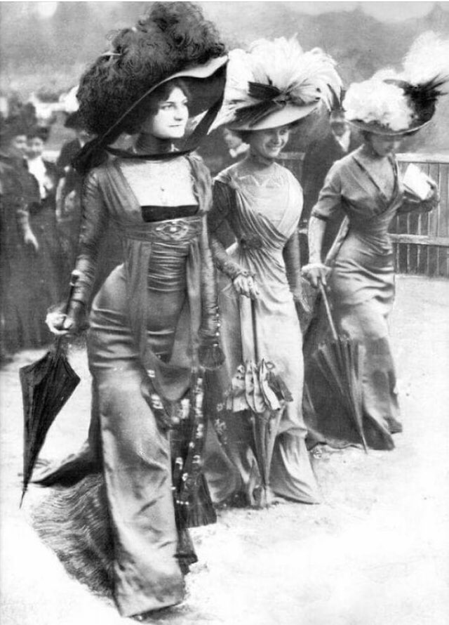 Edwardian Fashion, 1908.
#edwardianera 
#fashion 
#oldphotography