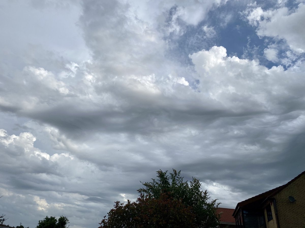 Zakitina_Lily's tweet image. Even a cloudy day can be beautiful on the #isleofwight @VisitIOW @jaymarno9 #cloud #stormcloud #storm