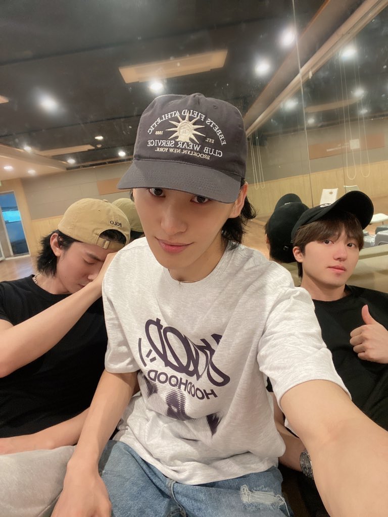 SF9official's tweet photo. 2023.07.16 SUN 6PM
See you in TAIPEI!!

곧 만나자👋

#SF9 #YOOTAEYANG #HWIYOUNG #CHANI https://t.co/GVv2a4BgUN