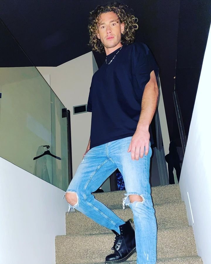 GraphicsLukez_'s tweet image. Don't waste your time in anger, regrets, worries, and grudges life's too short to be unhappy🌋